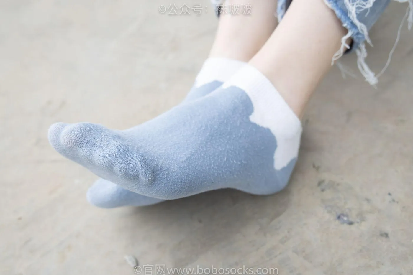 [BoBoSocks袜啵啵]NO.020 熊熊-NB运动鞋、蓝色短棉袜（踩脏）、裸足 [150P]插图4